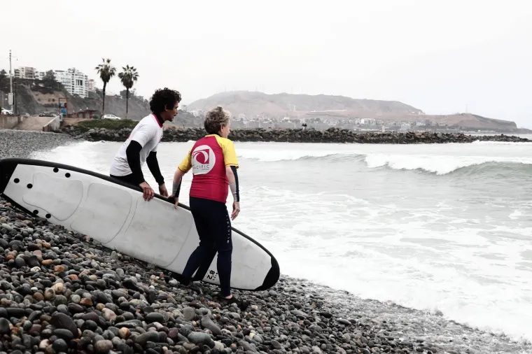 Dokaz da su godine samo broj: Nora ima 67 i oduševljava surferskim vještinama