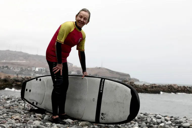 Dokaz da su godine samo broj: Nora ima 67 i oduševljava surferskim vještinama