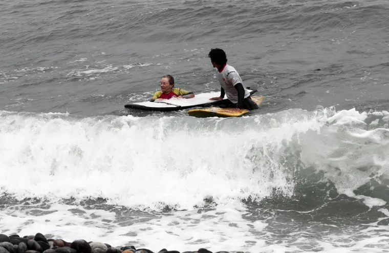 Dokaz da su godine samo broj: Nora ima 67 i oduševljava surferskim vještinama