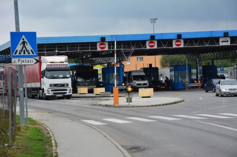 Zbog situacije na graničnim prijelazima prema Srbiji sve je više kamiona na graničnom prijelazu prema BiH u Slavonskom Brodu jer vozači traže alternativne pravce.
