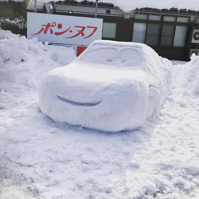 JAPANCI JEDVA DOČEKALI SNIJEG DA SE MOGU ISKAZATI: Zar ste mislili da najinovativnija nacija radi snjegoviće kao svi smrtnici?