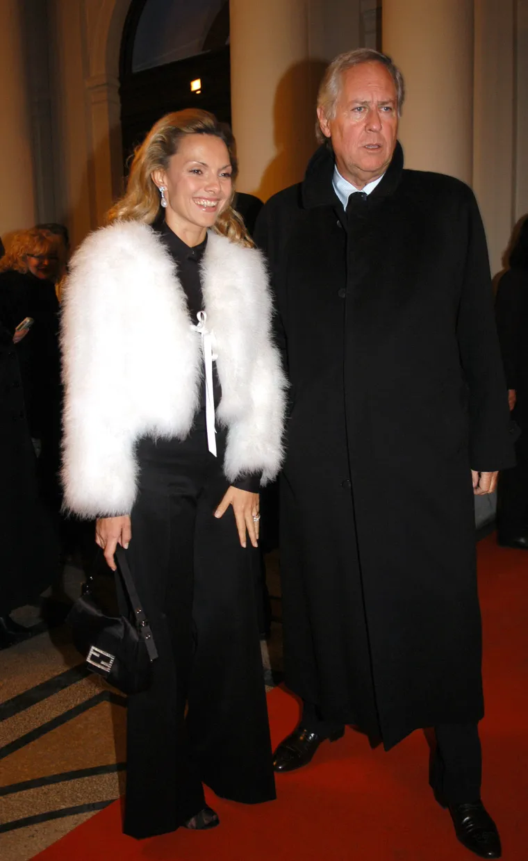 Vlatka i Josip Radeljak Dikan vjenčali su se u siječnju 2006. godine. Nakon godinu i pet mjeseci naizgled idiličnog braka, njih dvoje su započeli buran razvod te su se stalno prepucavali preko medija. Dikan je Vlatku nakon burne svađe izbacio iz stana te joj nije dao da uzme svoje stvari. Oni su tijekom razvoda jedno drugo optuživali za preljub, psihofizičko maltretiranje itd.