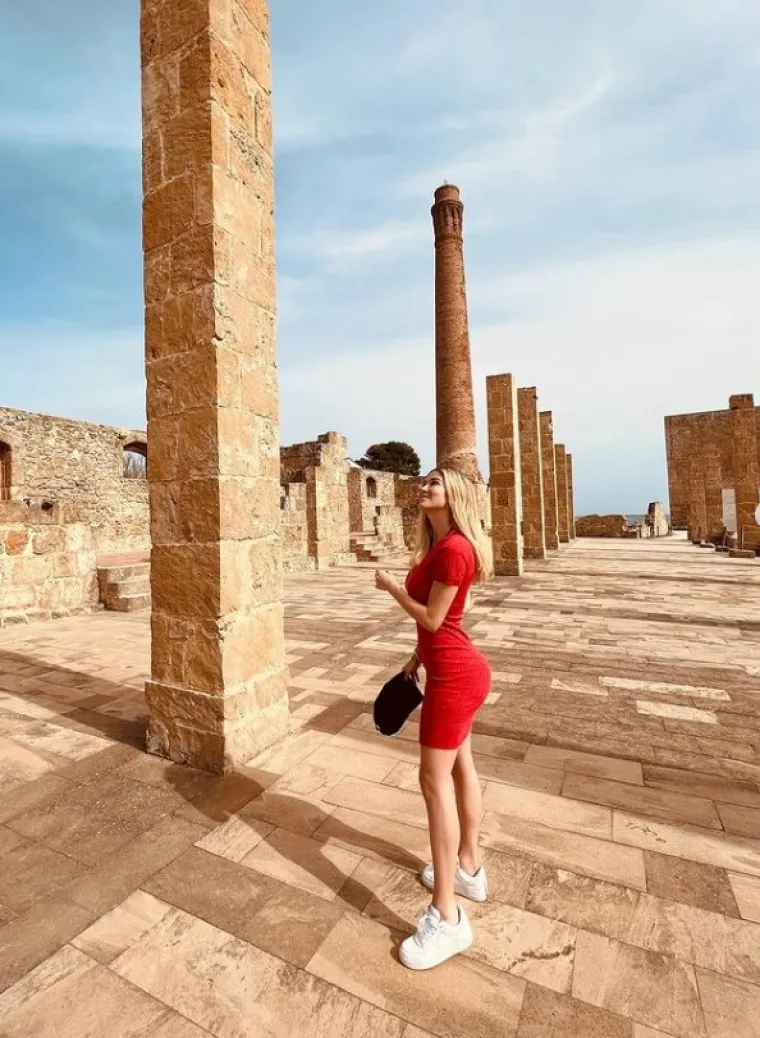 Diletta Leotta pokazala dekolte dublji od Marijanske brazde pa se slikala u sićušnom bikiniju iz kojeg joj je skoro sve ispalo