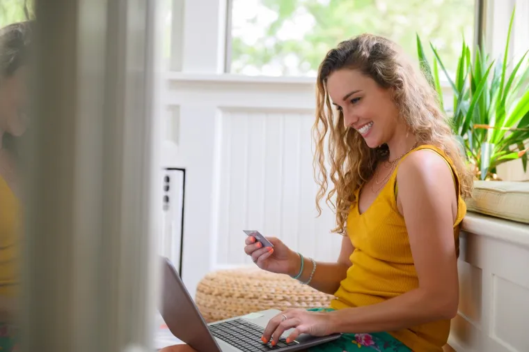 5. Kupujte online: Koristite aplikacije ili stranice trgovina, možete pronaći različite proizvode koji su jeftiniji nego u objektima. Također, uštedjet ćete i na vremenu jer ćete kupnju obaviti bez izlaska van.