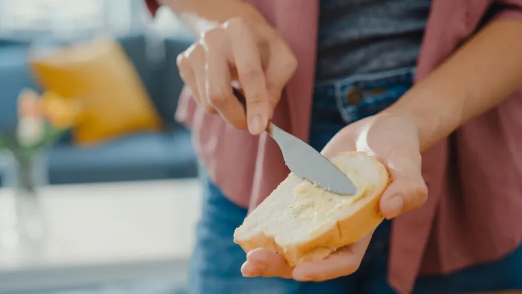 Kruh, tjestenina i pizza nisu poznati po stvaranju neugodnih plinova. Međutim, ako se s njima ne jedu vlakna, a vlakna su ključni sastojak redovite stolice, imat ćete poteškoća s održavanjem rada crijeva, a stvari mogu postati neugodnog mirisa. Razgovarajte s liječnikom ako promjene prehrane i načina života ne pomažu. Oni mogu predložiti odgovarajući laksativ. To su lijekovi koji vam pomažu da redovito obavljate nuždu. Većina laksativa djeluje unutar tri dana. Treba ih koristiti samo kratko vrijeme. 