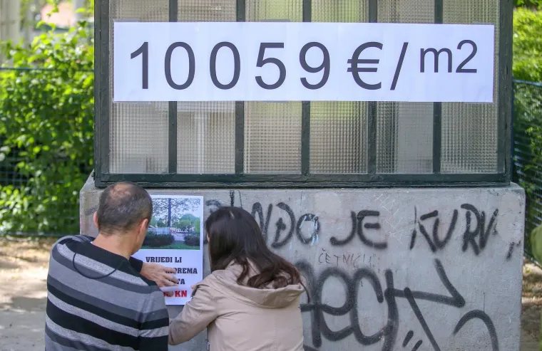 Zagreb - Prosvjed zbog skupog uređenja javnog WC-a u parku na Trgu kralja Petra Krešimira IV.