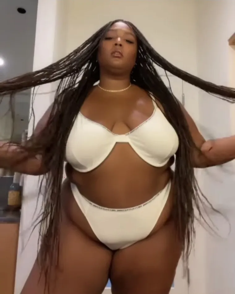 Lizzo ponosno pokazuje svoje golišavo 'plus size' tijelo, a hejterima poručuje: 'Žao mi je što vas moje savršeno lice i tijelo vrijeđaju'