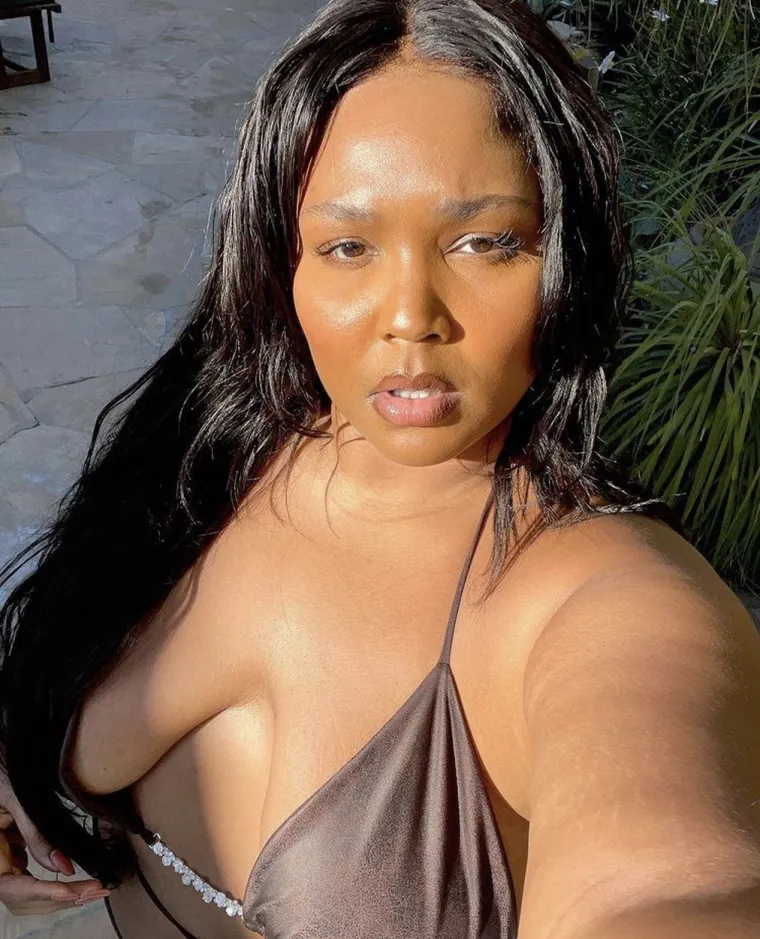 Lizzo ponosno pokazuje svoje golišavo 'plus size' tijelo, a hejterima poručuje: 'Žao mi je što vas moje savršeno lice i tijelo vrijeđaju'