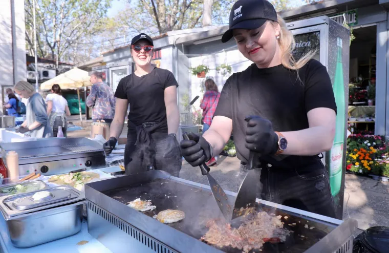 Sline ce vam krenuti od ovih prizora: Pogledajte u kakvim slasnim burgerima i delicijama uživaju Splićani