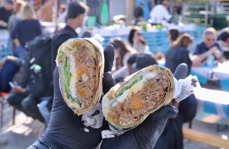 Sline ce vam krenuti od ovih prizora: Pogledajte u kakvim slasnim burgerima i delicijama uživaju Splićani