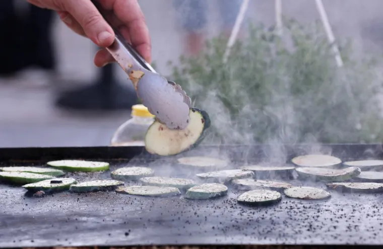 Sline ce vam krenuti od ovih prizora: Pogledajte u kakvim slasnim burgerima i delicijama uživaju Splićani