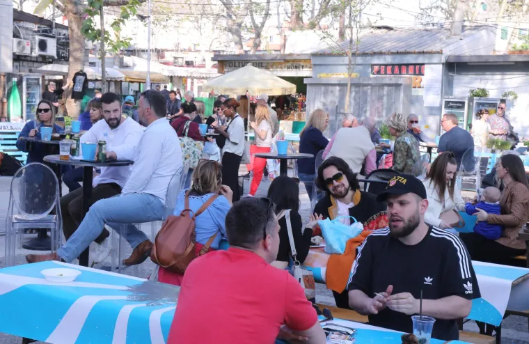 Sline ce vam krenuti od ovih prizora: Pogledajte u kakvim slasnim burgerima i delicijama uživaju Splićani