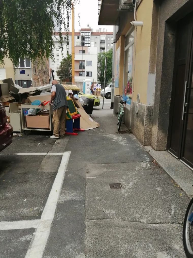 Što se to događa?! Zagreb je zatrpan glomaznim otpadom, pogledajte tu sramotu