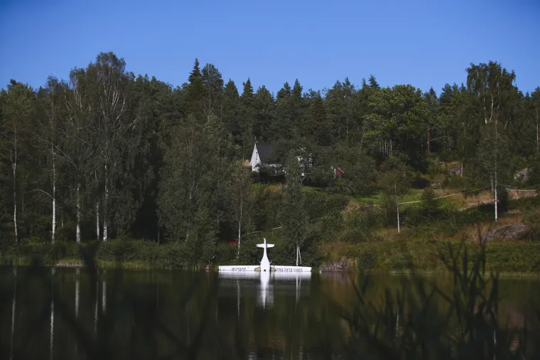 Nezgodan incident: Slovenski električni zrakoplov s norveškom državnom tajnicom pao u jezero