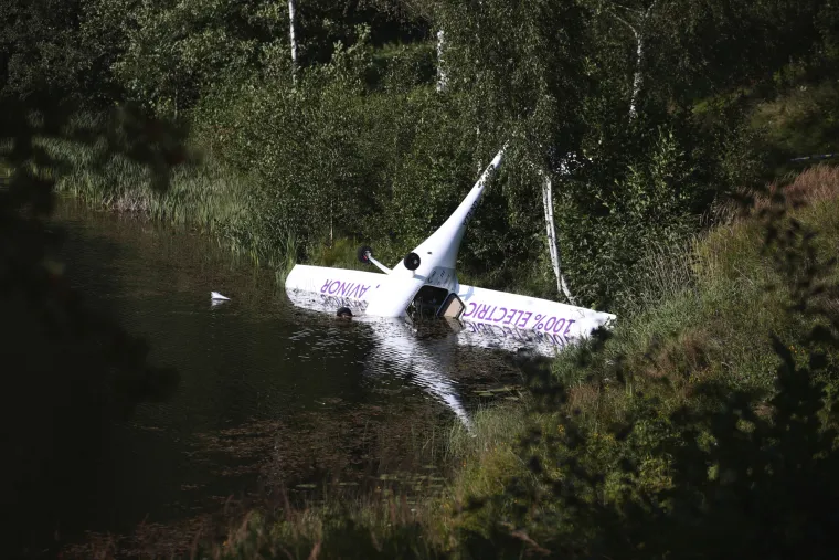 Nezgodan incident: Slovenski električni zrakoplov s norveškom državnom tajnicom pao u jezero