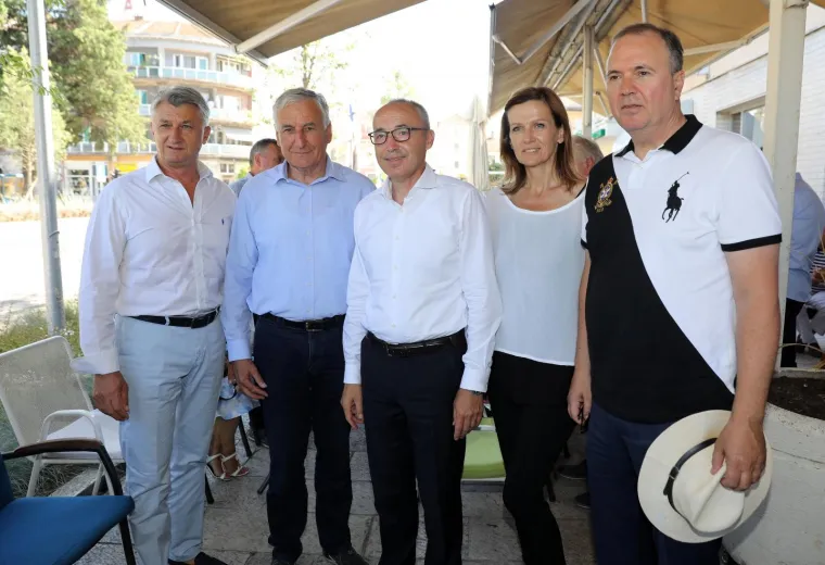 Političari okupirali Metković: Pogledajte tko je sve došao na 22.Maraton lađa