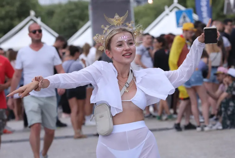 Curke na festivalu nemaju nikakvih kočnica u seksi modi, sijevale su i gole grudi - nekima bi glava mogla zakuhati