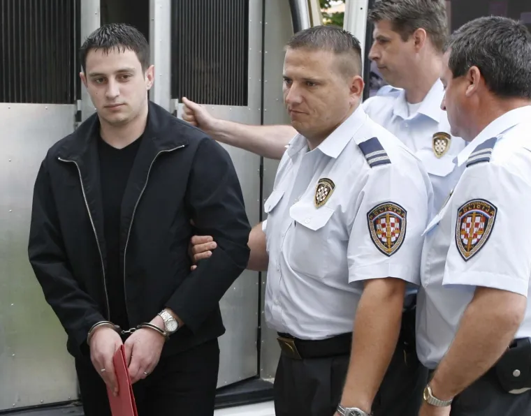 Vladimir Duvnjak je kao 27-godišnjak osuđen na 40 godina zatvora za zbog masakra u Vukovaru kada je nožem ubio staricu i starca u njihovoj obiteljskoj kući pokušavajući ih opljačkati.