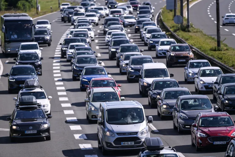 Počela je špica sezone: Gužve i kolone na svim cestama prema moru. Na A1 zbog jakog vjetra samo auti