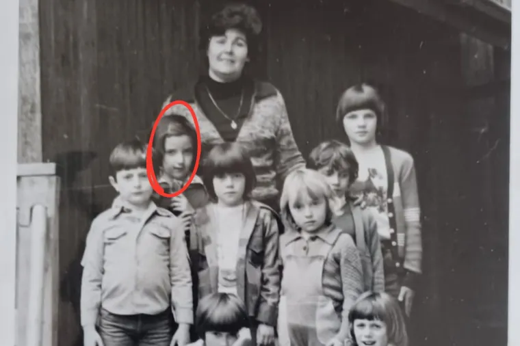 Razrednica joj je bila Sueza Madunić, a o prvim danima škole kaže: 

&quot;Ja sam jedva čekala da krenem u školu, tako sam u prvi razred krenula 15-ak dana nakon mog 6. rođendana. Išla sam u osnovnu školu Slavno Kadić  u Dugom Ratu, tj. mjesto se zove Orij u općini Dugi Rat. Bila sam vjerojatno najmlađa u generaciji, iako tada nije bilo toliko neobično da u prvi razred krenu 6-godisnjaci.

Prvi dan me u školu odveo otac automobilom, a od drugog dana sam išla sama autobusom s par prijatelja iz susjedstva. Prelazila sam Jadransku magistralu sama i išla do autobusne stanice jedno 300 metara. Vrlo brzo smo naučili biti samostalni.&quot;