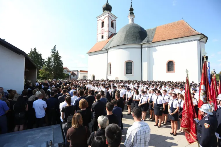 Obitelj, prijatelji i kolege oprostili se od Ivana Galekovića: Njegovoj djevojci pozlilo