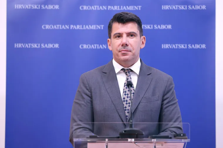 To je zastupnik iz redova MOST-a, Nikola Grmoja