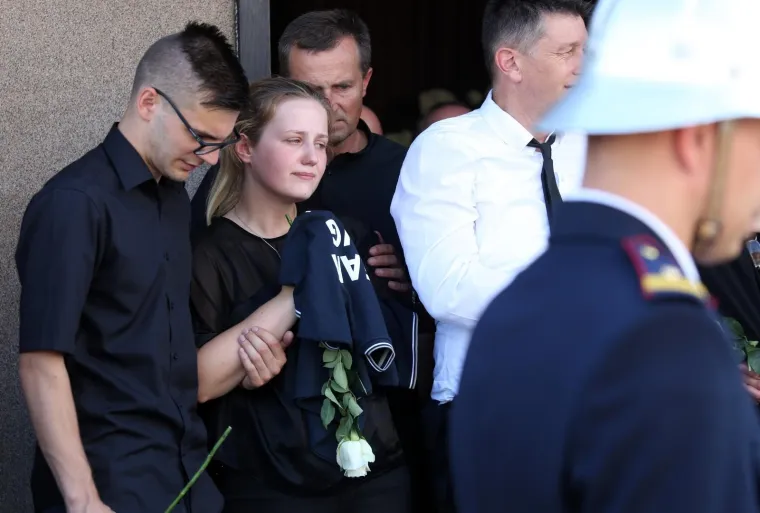 Obitelj, prijatelji i kolege oprostili se od Ivana Galekovića: Njegovoj djevojci pozlilo