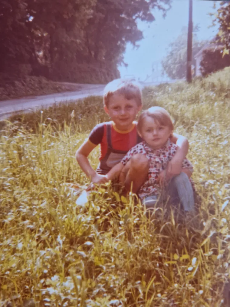 &quot;Moj prvi dan škole bio je nezaboravan jer sam u školu otišla bez znanja roditelja koji su bili na poslu, godinu dana prije nego što sam prema dobi trebala. Kako je nastava već počela, a učiteljica je bila zadovoljna mojim predznanjem koje sam pokazala jer sam puno toga naučila uz starijeg brata, roditelji nisu imali drugog izbora, nego da me upišu u školu sa nenavršenih 6 godina života.&quot;