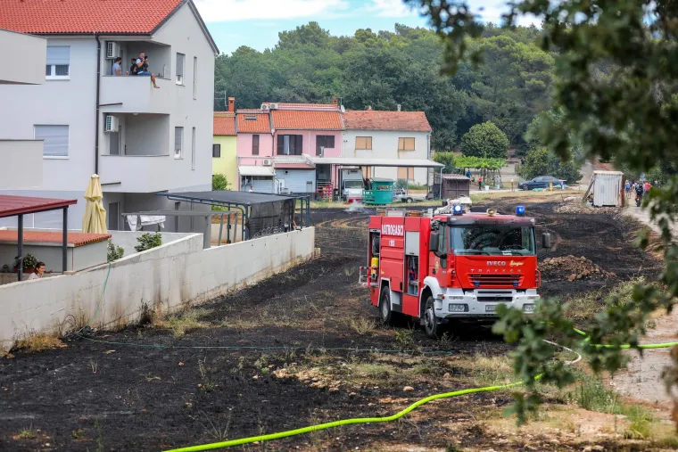 Hrabri Puljani srčano se bore da ugase požare koji bjesne na više mjesta u gradu