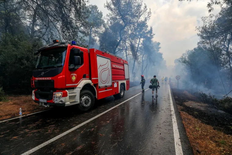 Hrabri Puljani srčano se bore da ugase požare koji bjesne na više mjesta u gradu