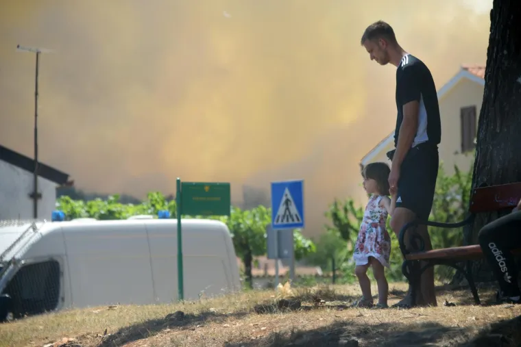 Hrabri Puljani srčano se bore da ugase požare koji bjesne na više mjesta u gradu