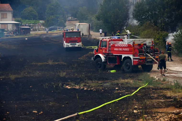 Hrabri Puljani srčano se bore da ugase požare koji bjesne na više mjesta u gradu