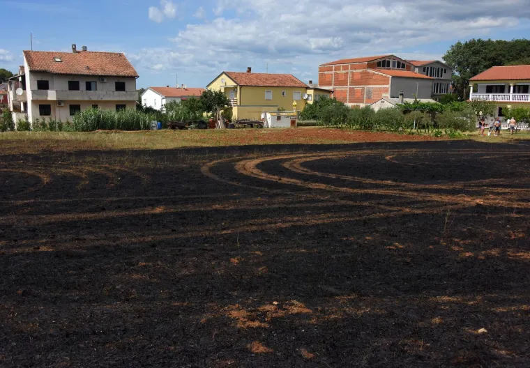 Hrabri Puljani srčano se bore da ugase požare koji bjesne na više mjesta u gradu