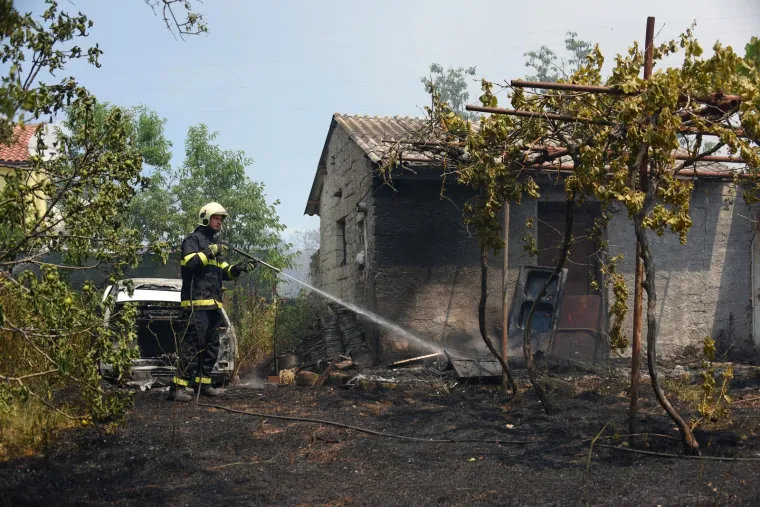 Hrabri Puljani srčano se bore da ugase požare koji bjesne na više mjesta u gradu