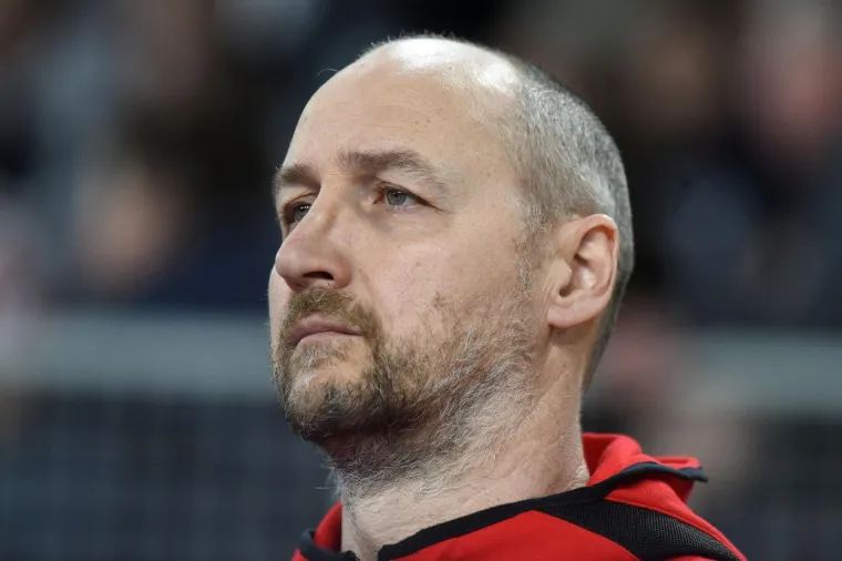 Dino Rađa za vrijeme intoniranja himne