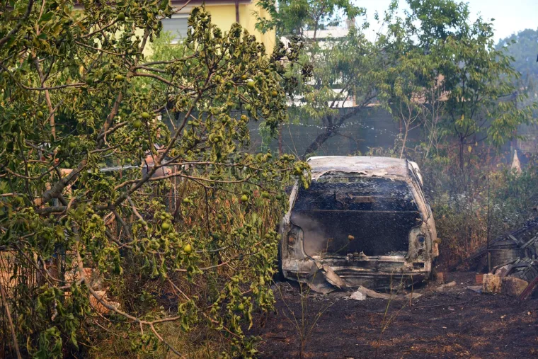 Hrabri Puljani srčano se bore da ugase požare koji bjesne na više mjesta u gradu