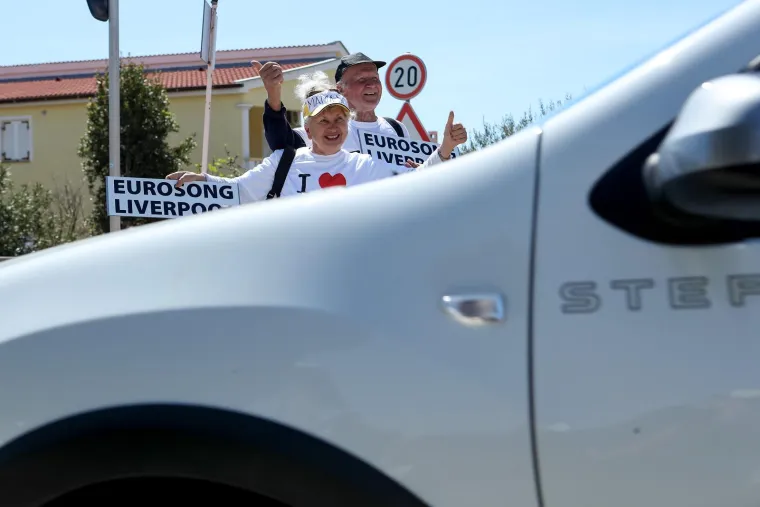 Opremljeni majicama, ruksacima i kapama s natpisom 'ŠČ', Marica i Mijat jučer su krenuli za Liverpool