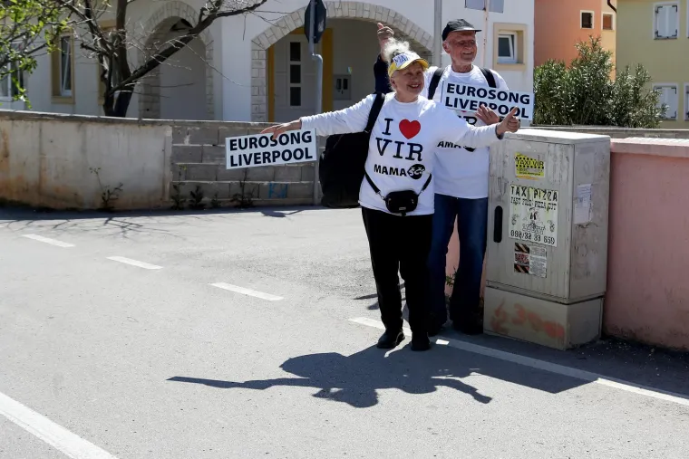 Marica i Mijat s Vira odlučili su stopirati do Liverpoola kako bi pružili podršku Letu 3 na Eurosongu