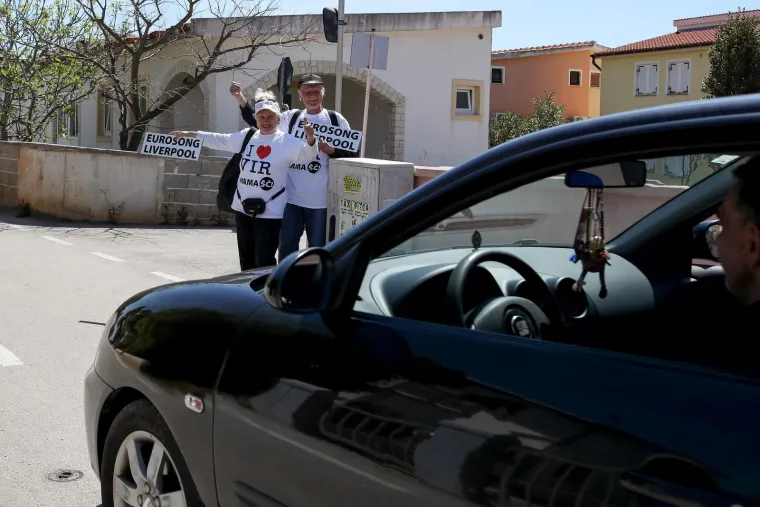 Marica i Mijat s Vira odlučili su stopirati do Liverpoola kako bi pružili podršku Letu 3 na Eurosongu