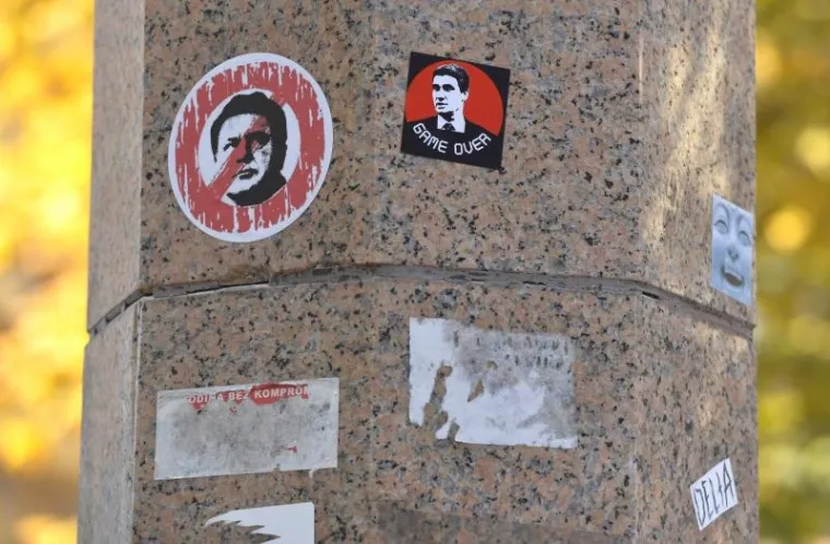 Na nekoliko lokacija u gradu Zagrebu danas su nalijepljene naljepnice s likom Zorana Milanovića i natpisom  "GAME OVER" čime sugerira da je politička igra tehničkog premijera završena.
