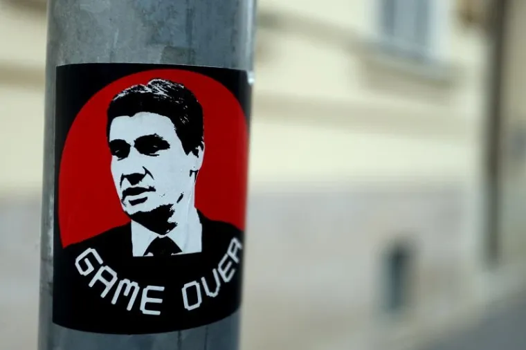 Na nekoliko lokacija u gradu Zagrebu danas su nalijepljene naljepnice s likom Zorana Milanovića i natpisom  "GAME OVER" čime sugerira da je politička igra tehničkog premijera završena.