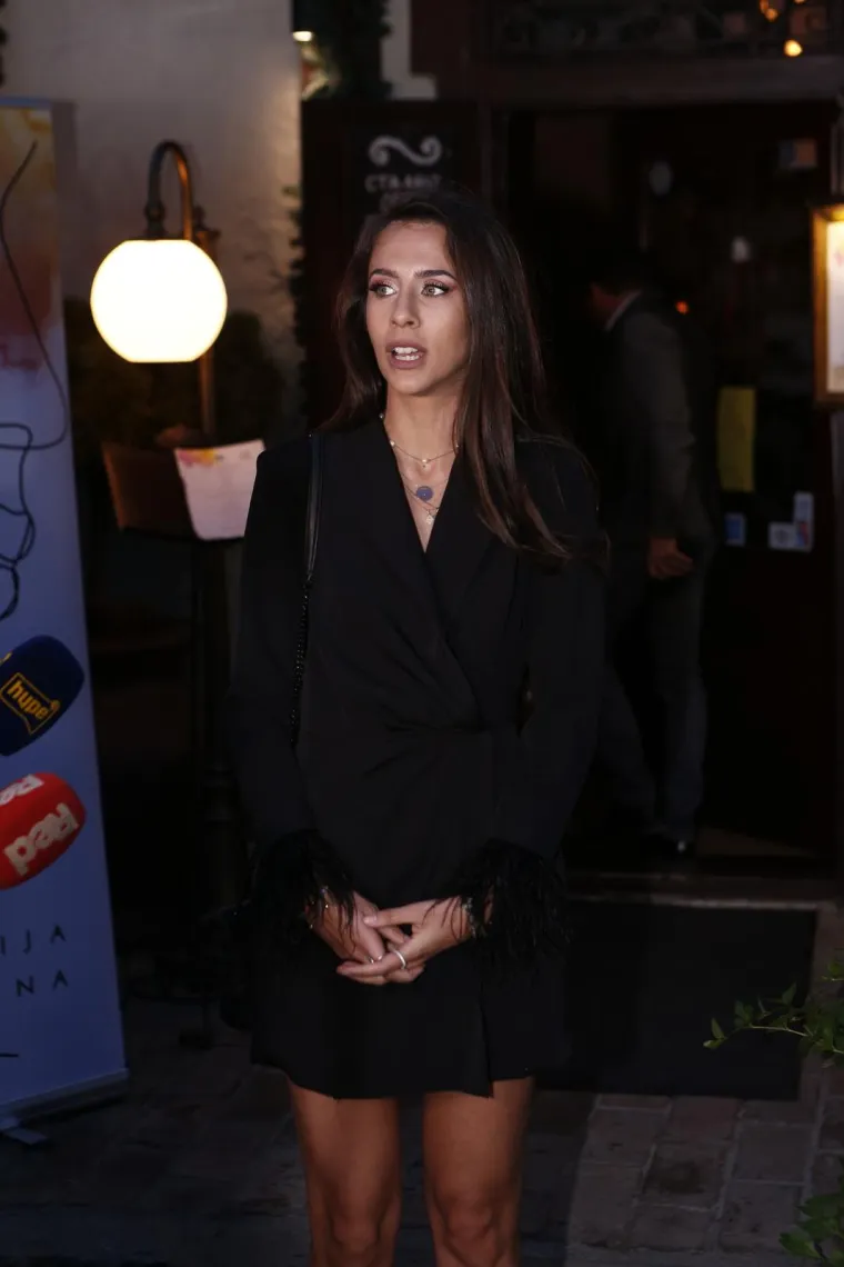 Suzana Mančić zračila ženstvenošću, a sve oči bile su uprte u seksi pjevačicu iz Zvezda Granda