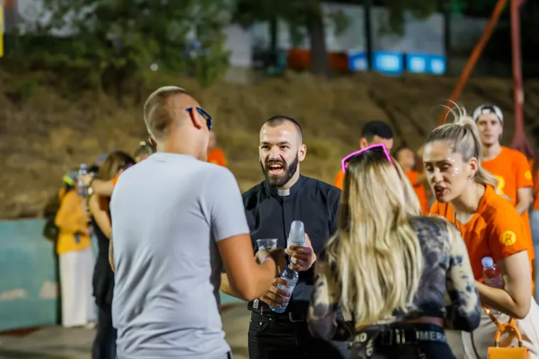 Partijaneri ispratili Ultru sa stilom: Seksi curke plesale u tangama, a za osvježenje se pobrinuli - svećenici