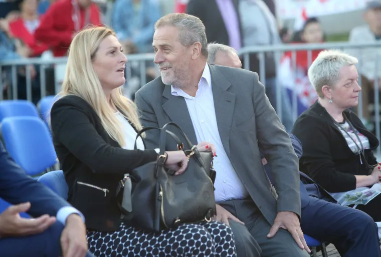 Jedna od najboljih skijašica svih vremena, Janica Kostelić, ima bogatu političku karijeru. U trinaestoj sazivu parlamenta obnašala je ulogu doministrice u Ministarstvu za sport i turizam. 