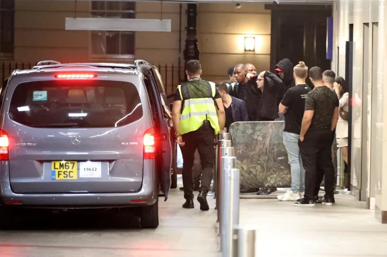 Paparazzi snimili trenutak kad su Nick Kyrgios i njegova zapanjujuća djevojka izlazili iz kluba u 3 ujutro, hrpa ljudi je bila s njima
