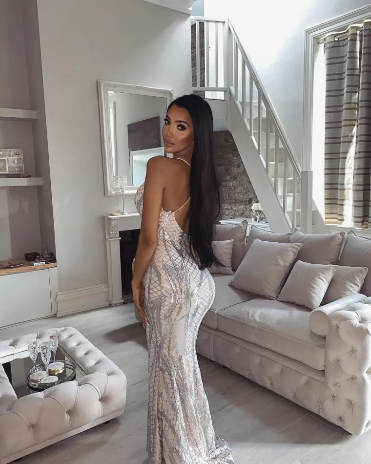 U nastavku pogledajte fotke zgodne Chloe Khan i njezinog penthousea, kojeg reklamira baš ovim seksi fotkama...