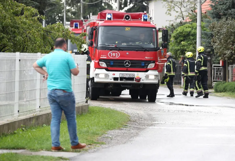 Nevrijeme protutnjalo Zagrebom, udar munje zapalio kuću: 'Kad je grunulo, zatresli su se prozori'
