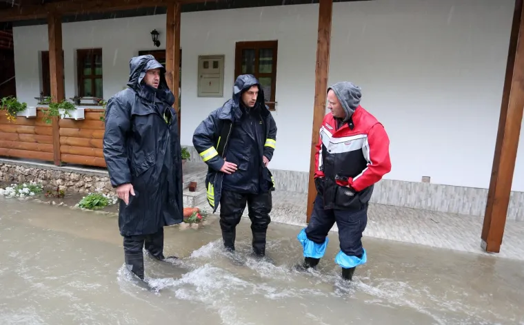 NABUJALA RIJEKA KORANA ODSJEKLA SELO KORANA: Zbog poplavljenih mostova neki mještani su ostali izolirani od ostatka sela