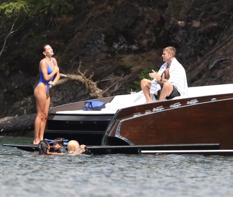 I dalje zaljubljeni: Nakon problema sa zdravljem, Justin i Hailey Bieber razmjenjivali nježnosti na brodu
