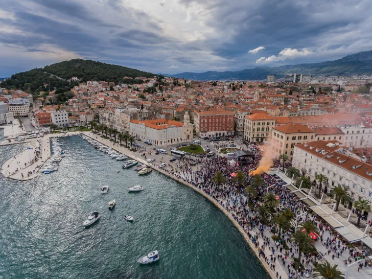 Spektakularne fotografije splitske Rive iz zraka! Juniorima Hajduka navijači pripremili vatreni doček!